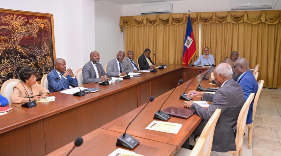 POLITIK / EKONOMI : KRIZ BIDJETÈ: PM FILS-AIMÉ KALIFYE $250 MILSYON CEP A KÒM YON MONTAN “ABSID”